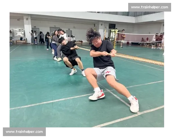 拔河比赛激烈进行，选手们展现团队协作与力量的巅峰对决